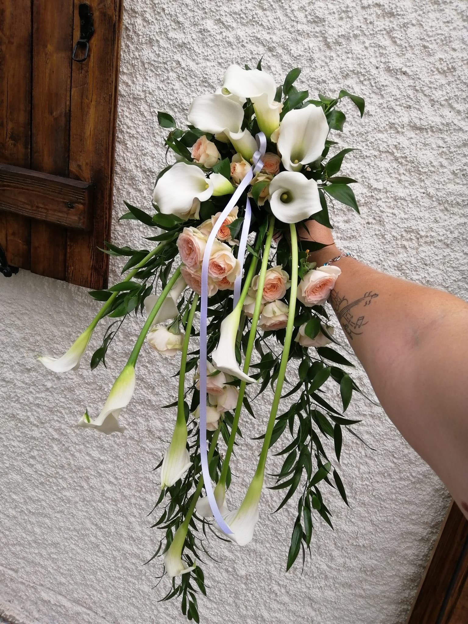 Bouquet en chute tons blanc et rose saumoné