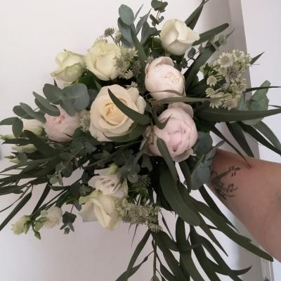 Bouquet de mariée à l'anglaise blanc et vert de gris 