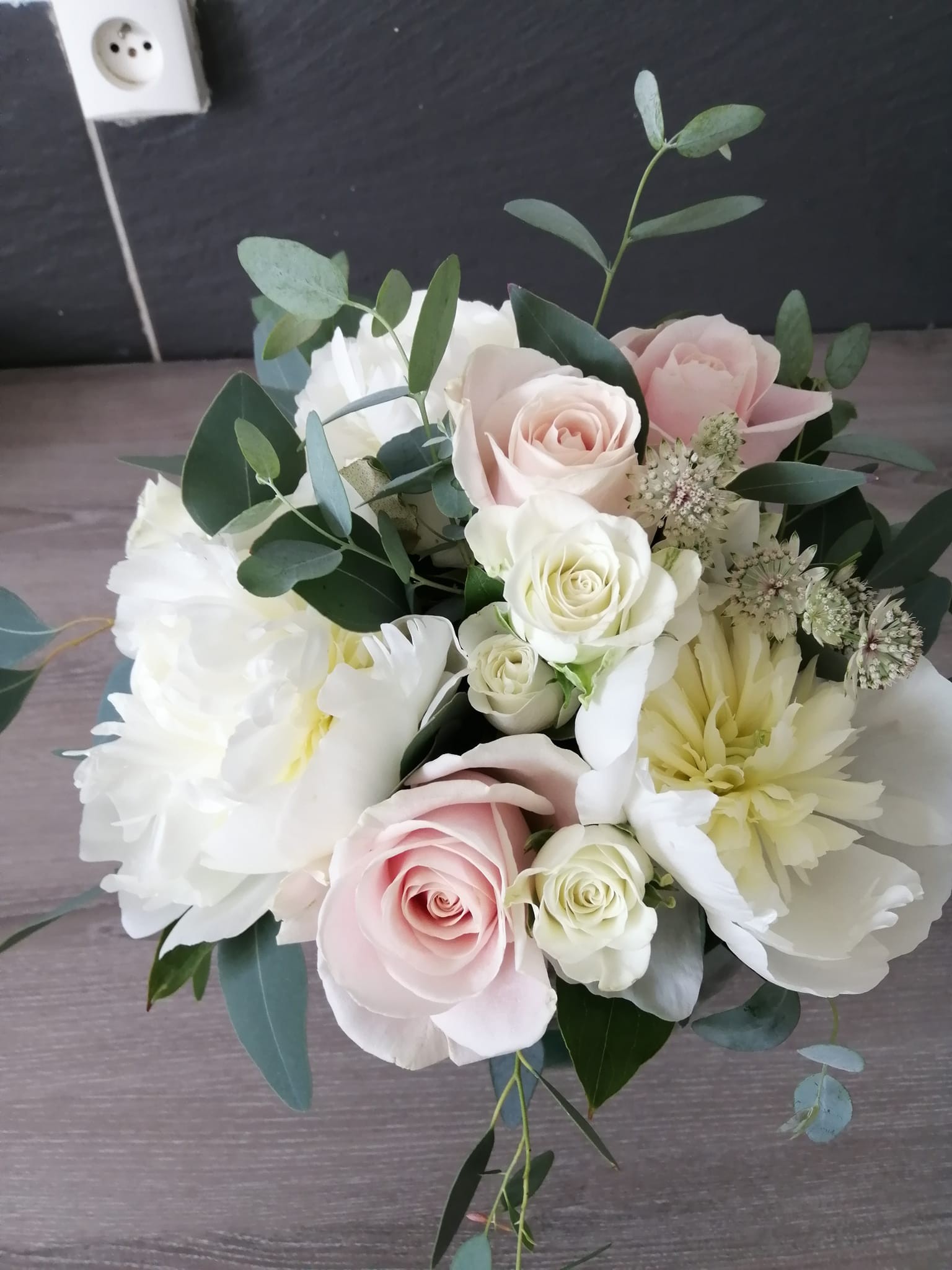 Bouquet de la témoin de la mariée pivoines et roses roses