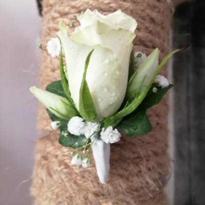 Boutonnière simple rose blanche